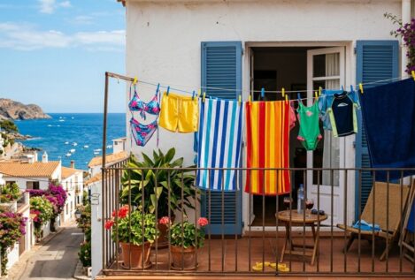 Ni la toalla ni el bañador: la Ley de Propiedad Horizontal te prohíbe tender en el balcón, con una multa de hasta 1.500 euros