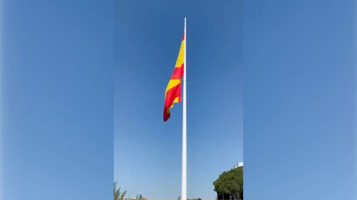 VÍDEO | Izan la bandera más grande de España en la presentación oficial del nuevo circuito de F1 en Madrid