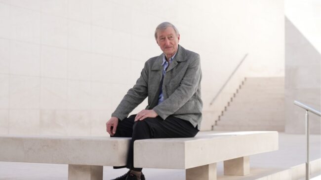 Cinco libros para acercarse a la obra Julian Barnes, Princesa de Asturias de las Letras 2026 y ejemplo del posmodernismo literario inglés