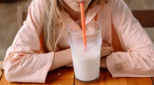Saúl Sánchez, nutricionista: «La bebida vegetal no es mejor que la leche: tiene menos proteína, su grasa es aceite 'malo' y te va a provocar un pico glucémico mayor»