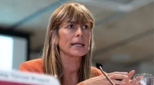 Begoña Gómez entrega el pasaporte en el juzgado