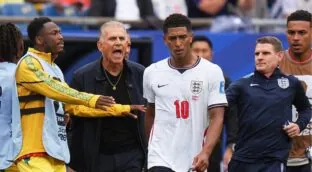 Indignación con Bellingham por la ‘Ley Vinicius’: se tapó la boca para hablar al rival y no vio la roja