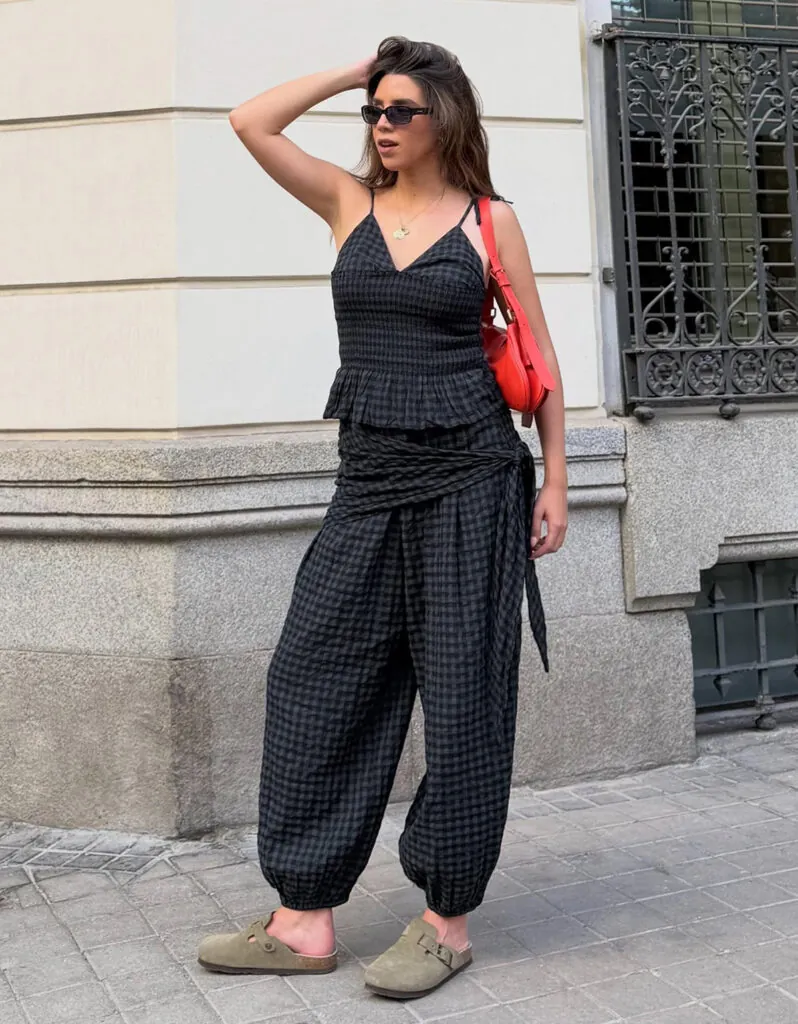 Pantalón con pañuelo estampado de Bershka. (PVP: 29.99€)