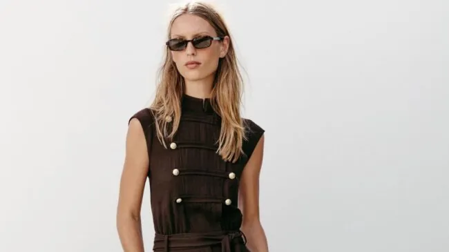 Adiós a las blusas con volantes: cinco camisas minimalistas de Zara, Mango y Primark para looks de oficina y de calle que funcionan para todo el verano