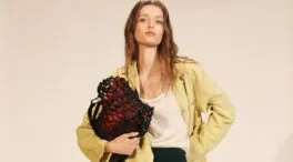 Adiós a las rayas: Zara y Mango tienen las blusas minimalistas que mejor combinan con vaqueros para crear looks de oficina esta primavera
