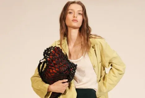Adiós a las rayas: Zara y Mango tienen las blusas minimalistas que mejor combinan con vaqueros para crear looks de oficina esta primavera