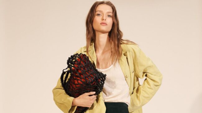Adiós a las rayas: Zara y Mango tienen las blusas minimalistas que mejor combinan con vaqueros para crear looks de oficina esta primavera
