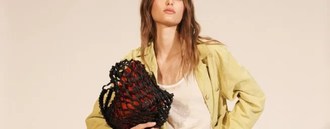 Adiós a las rayas: Zara y Mango tienen las blusas minimalistas que mejor combinan con vaqueros para crear looks de oficina esta primavera