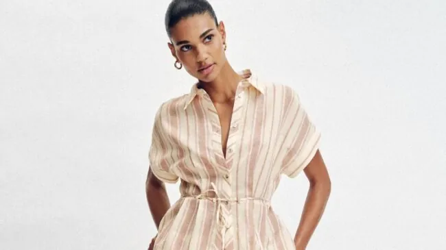 Ni flores ni animal print: las cinco blusas de rayas de Zara y Mango que más estilizan y son perfectas para crear looks de oficina en pleno junio