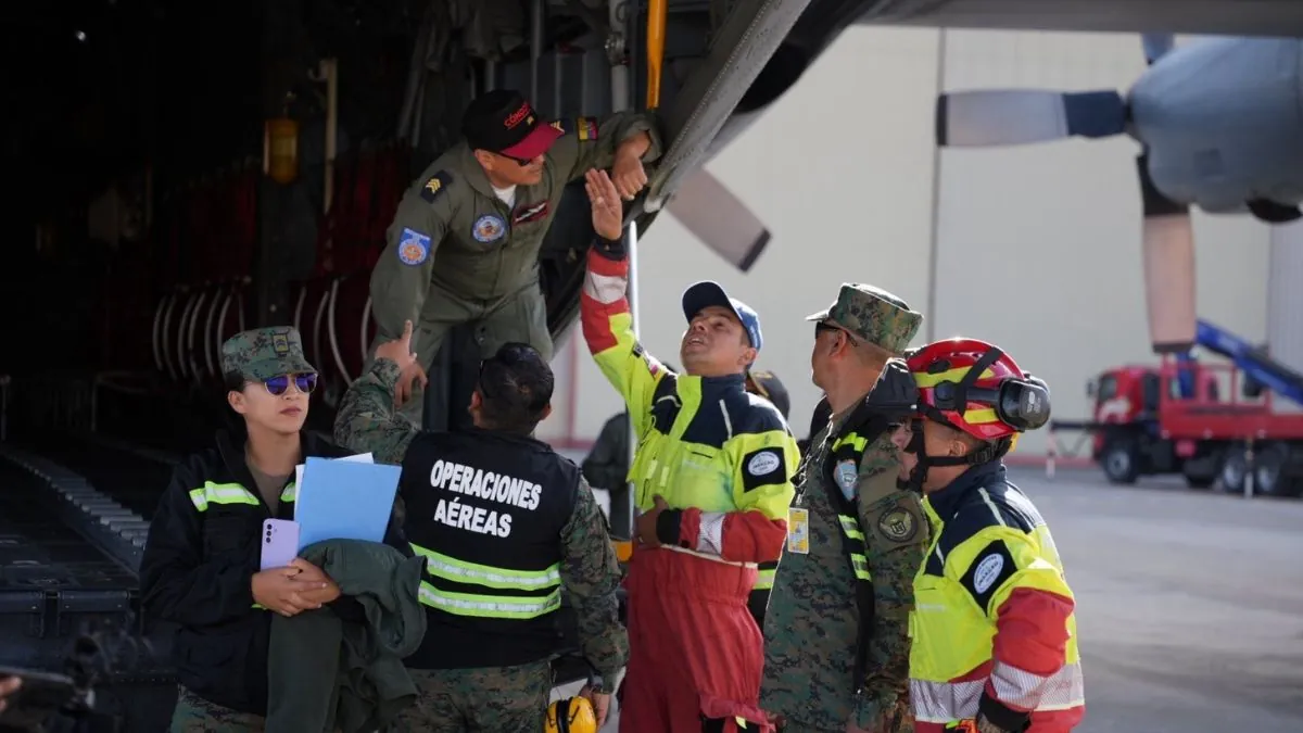 Ecuador envía 46 bomberos y dos perros a Venezuela después del doble terremoto