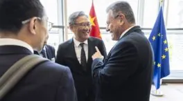 La UE y China se comprometen a dialogar hasta octubre para cerrar un acuerdo comercial