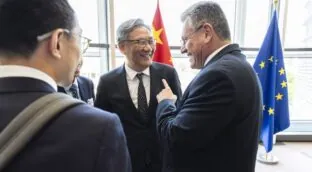 La UE y China se comprometen a dialogar hasta octubre para cerrar un acuerdo comercial