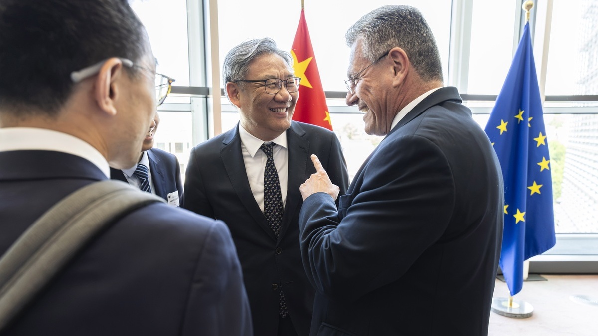 La UE y China se comprometen a dialogar hasta octubre para cerrar un acuerdo comercial