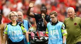 Así fue la terrible lesión de Ismaël Koné: qué es el objeto verde que usó al salir del estadio