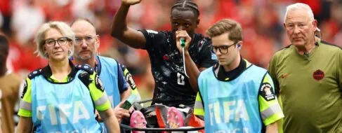 Así fue la terrible lesión de Ismaël Koné: qué es el objeto verde que usó al salir del estadio