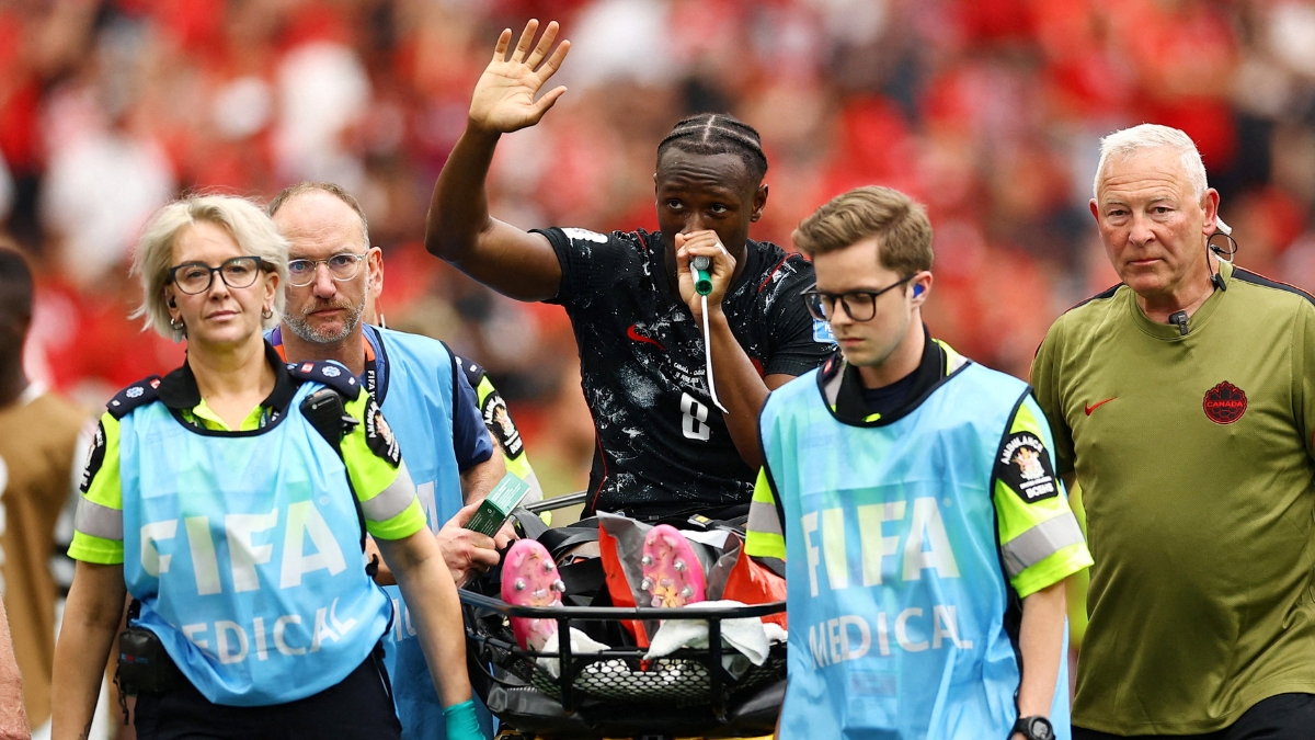Así fue la terrible lesión de Ismaël Koné: qué es el objeto verde que usó al salir del estadio
