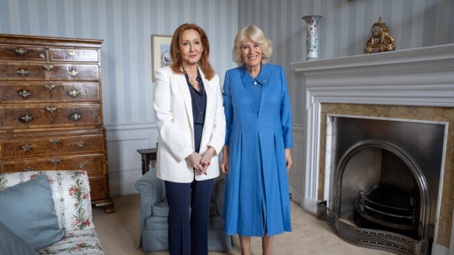 Polémica en Reino Unido por el encuentro de la reina Camila y J.K. Rowling en el mes del Orgullo