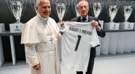 Florentino Pérez recibe al Papa en el Bernabéu y le obsequia una camiseta personalizada