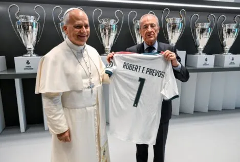 Florentino Pérez recibe al Papa en el Bernabéu y le obsequia una camiseta personalizada