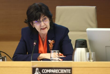 Cani Fernández defiende las multas del apagón bajo la atenta mirada de Beatriz Corredor