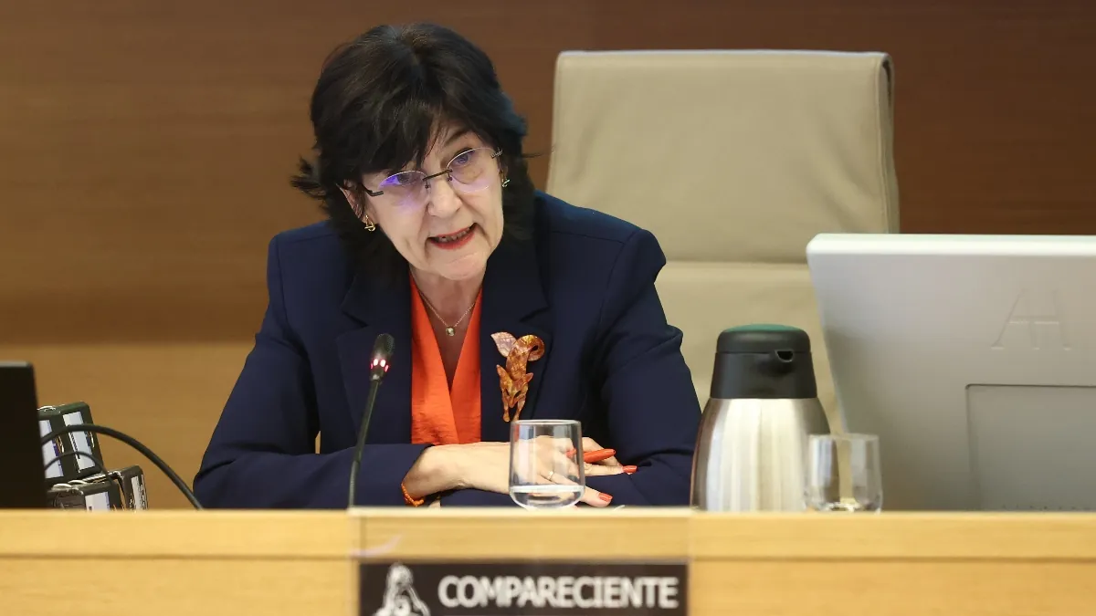 Cani Fernández defiende las multas del apagón bajo la atenta mirada de Beatriz Corredor