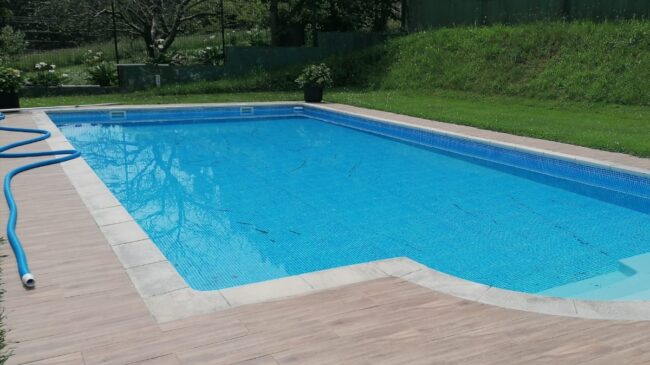 Muere un menor tras recibir una descarga eléctrica al salir de su piscina en Gelves (Sevilla)