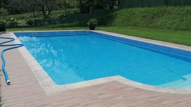 Muere un menor tras recibir una descarga eléctrica al salir de su piscina en Gelves (Sevilla)
