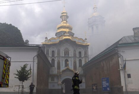 Cuatro muertos en un ataque de Rusia contra Kiev que causa un incendio en la catedral