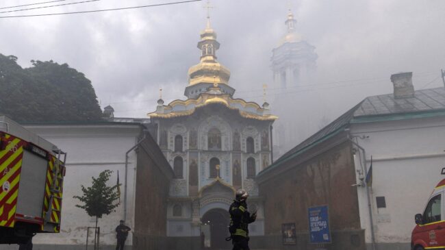 Cuatro muertos en un ataque de Rusia contra Kiev que causa un incendio en la catedral