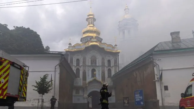 Cuatro muertos en un ataque de Rusia contra Kiev que causa un incendio en la catedral