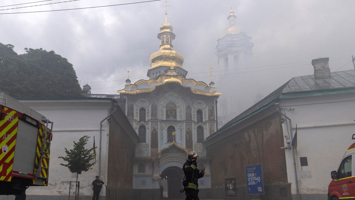 Cuatro muertos en un ataque de Rusia contra Kiev que causa un incendio en la catedral
