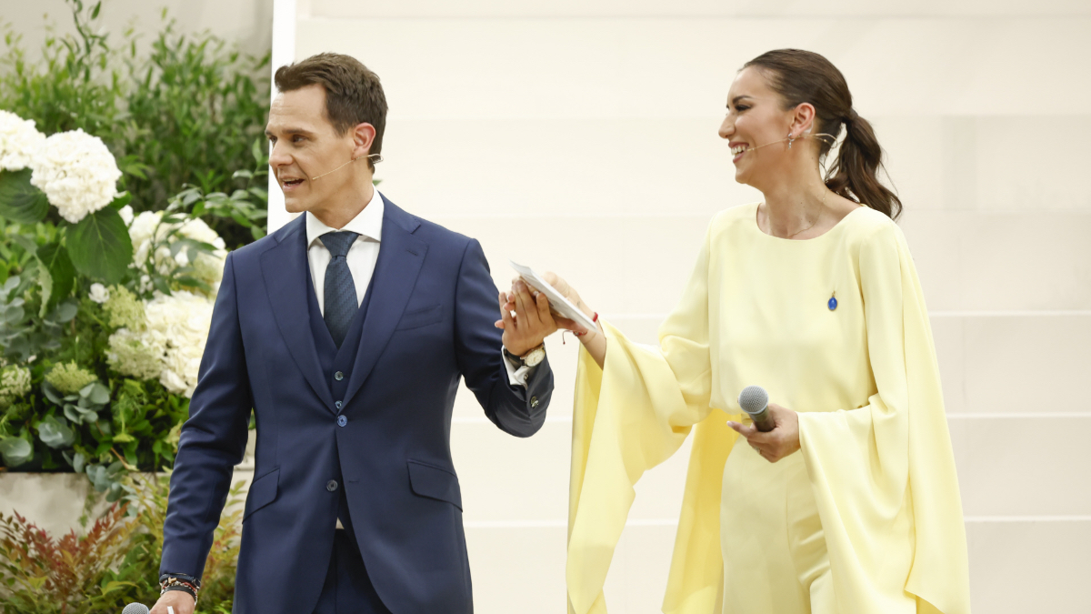Un homenaje al Vaticano y una petición directa al Papa: Christian Gálvez y Patricia Pardo triunfan en el Bernabéu