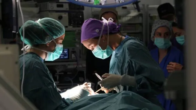 Realizan la primera cirugía pediátrica de Europa con un robot que opera a través de una incisión