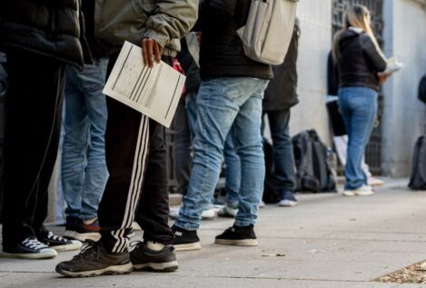 La Policía abrirá oficinas por la tarde y sábados ante el aluvión de permisos por la regularización