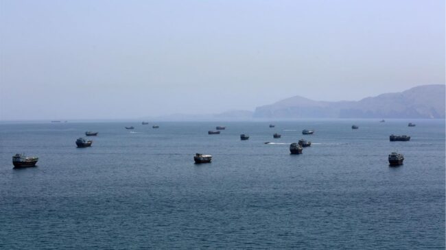 EEUU ataca la costa iraní de Ormuz e Irán responde contra sus bases en Bahréin y Kuwait
