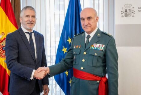 La directora de la Guardia Civil pretende purgar a un mando por «no apoyar» al Gobierno