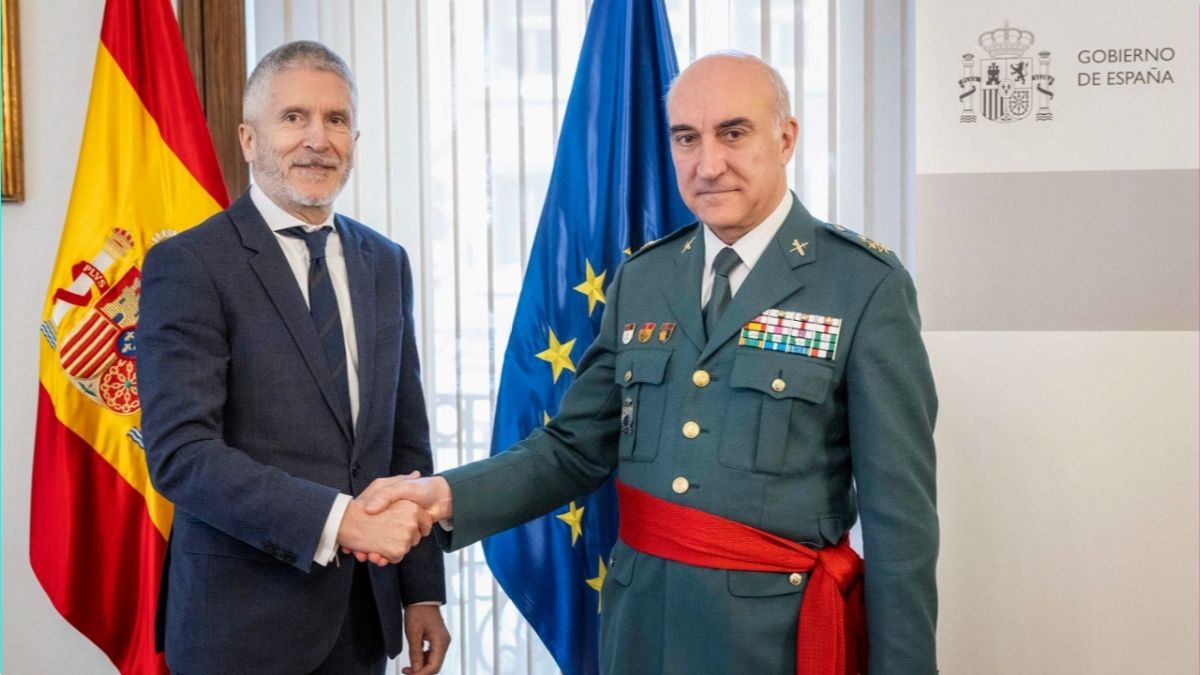 La directora de la Guardia Civil pretende purgar a un mando por «no apoyar» al Gobierno