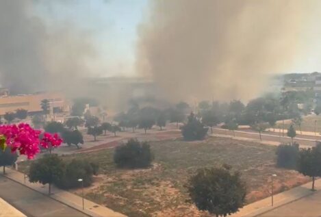 Controlado el incendio urbano que ha forzado a desalojar casas en Mairena del Aljarafe