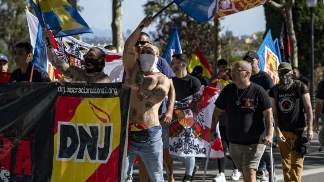 Cuatro mossos heridos por impedir choques de neonazis y antifascistas en Barcelona