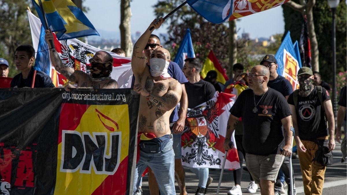 Cuatro mossos heridos por impedir choques de neonazis y antifascistas en Barcelona