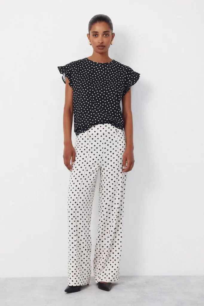 Top negro con lunares de Cortefiel. (PVP: 9.99€)