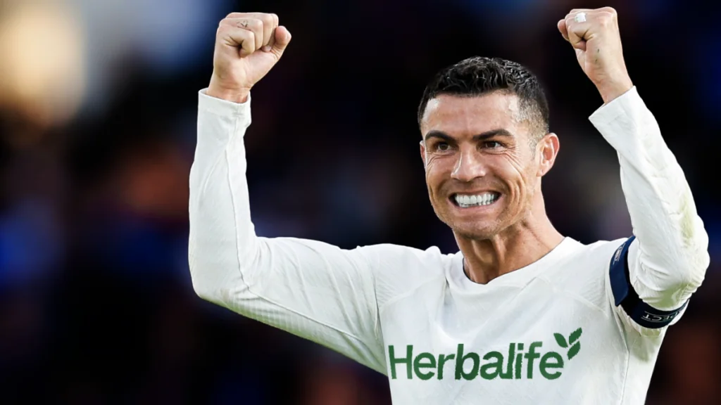 Cristiano Ronaldo celebra sobre el campo vistiendo una camiseta de Herbalife.


