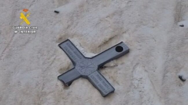 La Guardia Civil encuentra, tras el deshielo, la Cruz del Aneto vandalizada en abril