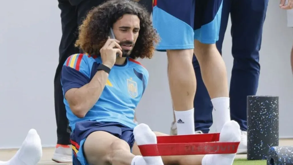 Marc Cucurella estirando con bandas elásticas 