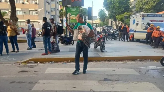 Así ha amanecido Caracas tras los terremotos: edificios derrumbados y vecinos rescatistas