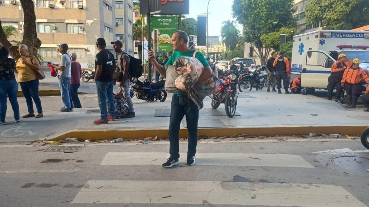 Así ha amanecido Caracas tras los terremotos: edificios derrumbados y vecinos rescatistas
