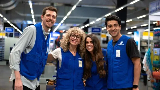 Decathlon premia a su plantilla: 50 millones en incentivos y un 64% de empleados accionistas