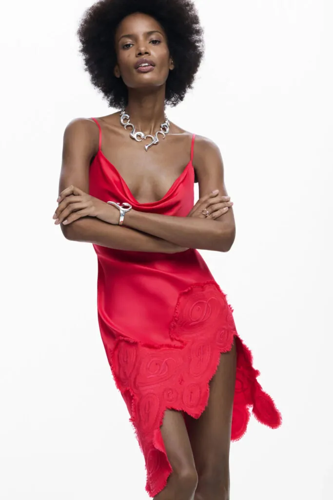 Vestido con encaje en el bajo de Desigual. (PVP: 149€)