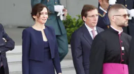 Díaz-Ayuso apuesta por un 'total look' en azul marino para recibir al Papa: midi y con una torera que es tendencia