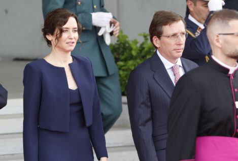 Díaz-Ayuso apuesta por un 'total look' en azul marino para recibir al Papa: midi y con una torera que es tendencia